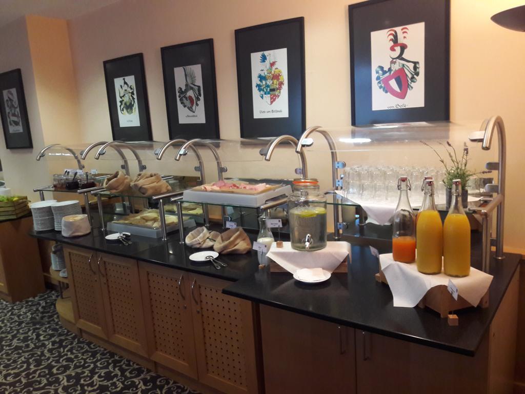 โรงแรม ชลอส ชไวนส์บูร์ก Neukirchen-Pleisse ร้านอาหาร รูปภาพ